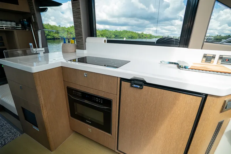 Slide: The Image of Galeon 400 FLY 2022 - 18