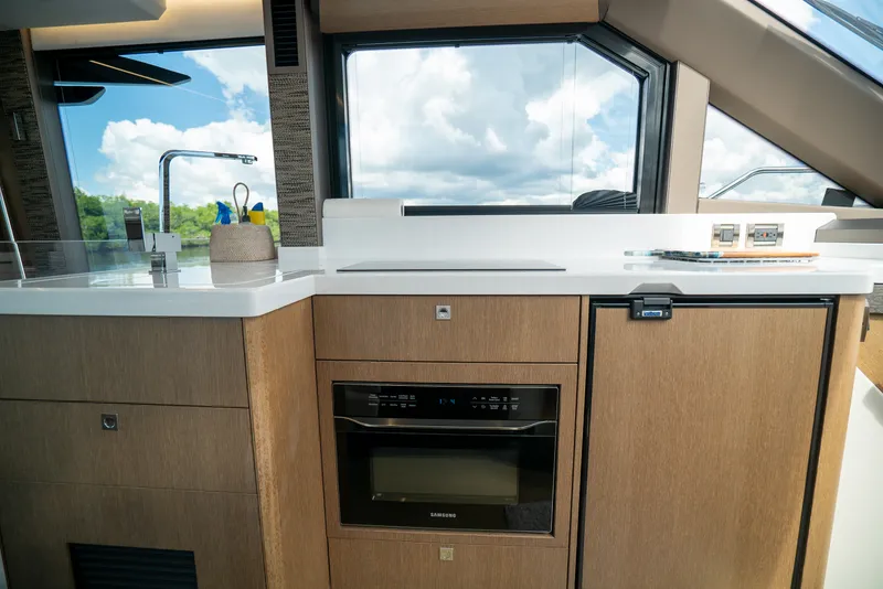 Slide: The Image of Galeon 400 FLY 2022 - 19