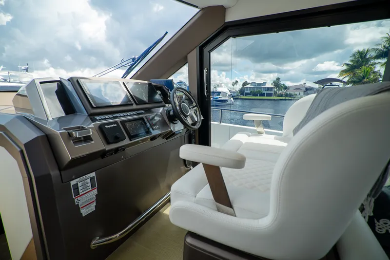 Slide: The Image of Galeon 400 FLY 2022 - 23