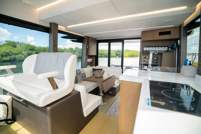 Slide: The Image of Galeon 400 FLY 2022 - 32