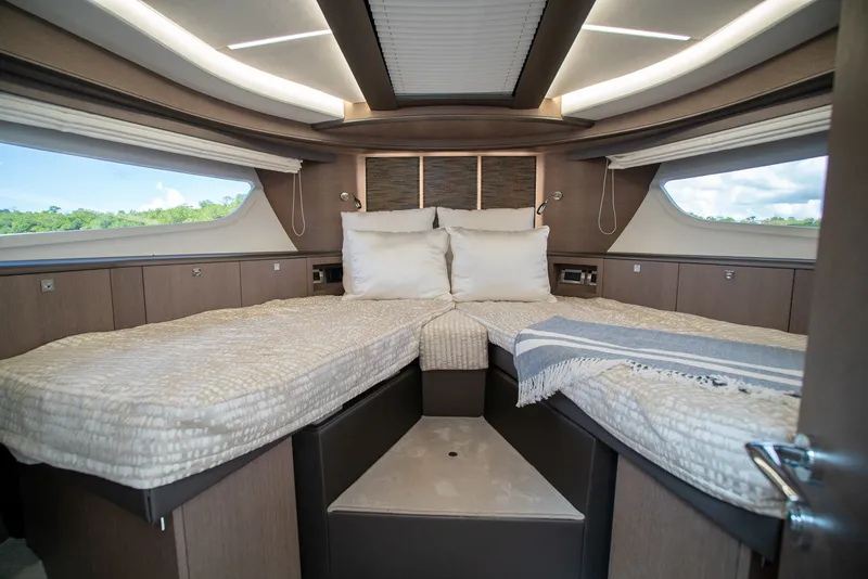 Slide: The Image of Galeon 400 FLY 2022 - 33