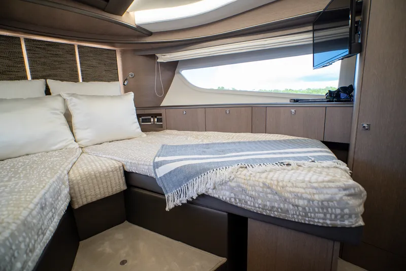 Slide: The Image of Galeon 400 FLY 2022 - 35