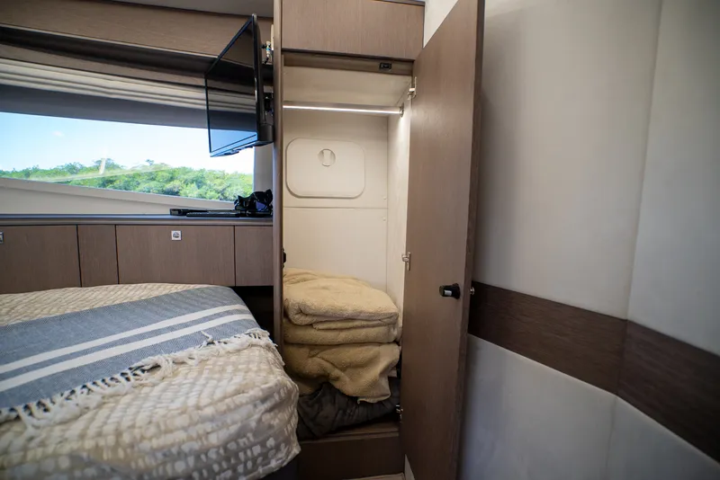 Slide: The Image of Galeon 400 FLY 2022 - 39