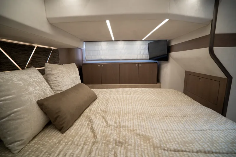 Slide: The Image of Galeon 400 FLY 2022 - 45