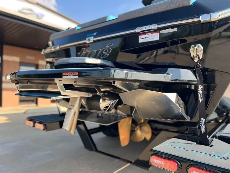 Slide: The Image of Tigé Ultré 25ZX 2026 - 10