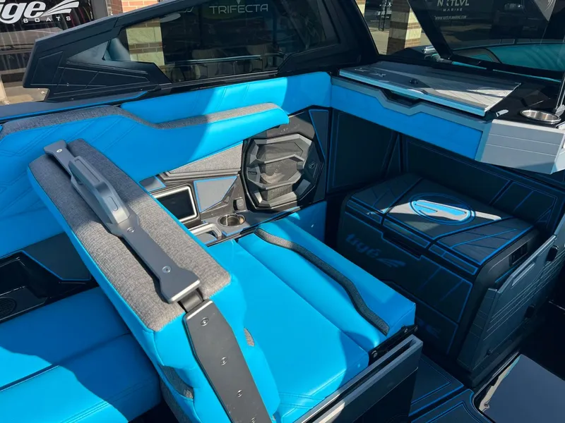 Slide: The Image of Tigé Ultré 25ZX 2026 - 13