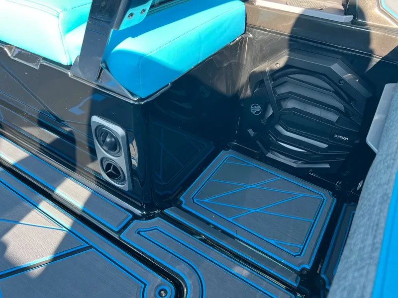 Slide: The Image of Tigé Ultré 25ZX 2026 - 22