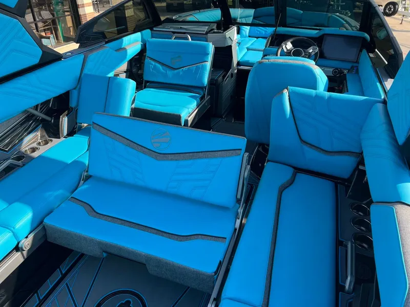 Slide: The Image of Tigé Ultré 25ZX 2026 - 25