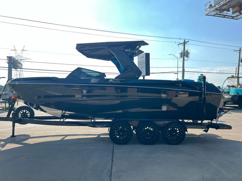 Slide: The Image of Tigé Ultré 25ZX 2026 - 6