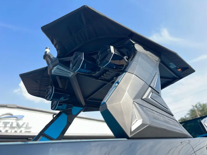 Slide: The Image of Tigé Ultré 25ZX 2026 - 9