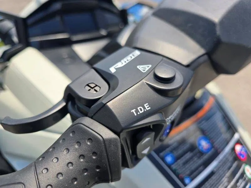 Slide: The Image of Close-up of Yamaha Waverunner VX Cruiser HO 2026 handlebar. - 24