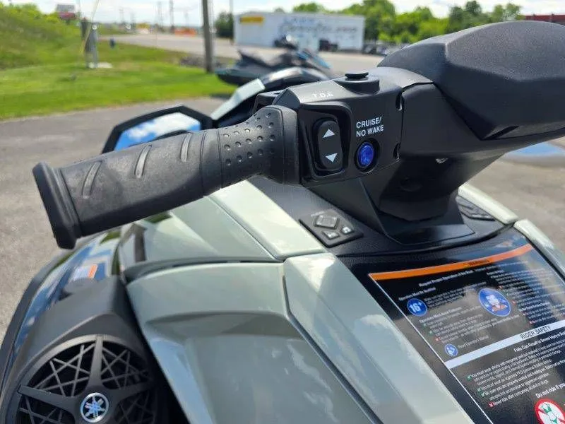 Slide: The Image of Close-up of Yamaha Waverunner VX Cruiser HO 2026 handlebar. - 31