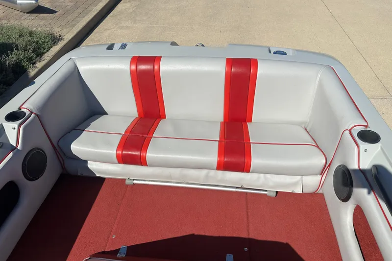 Slide: The Image of 1987 MasterCraft ProStar 190 boat interior with red and white seating. - 9