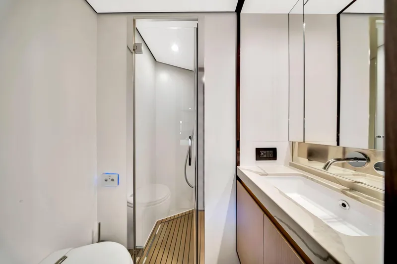 Slide: The Image of Azimut Fly 60 2022 - 60