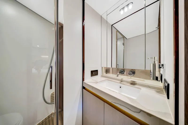 Slide: The Image of Azimut Fly 60 2022 - 61