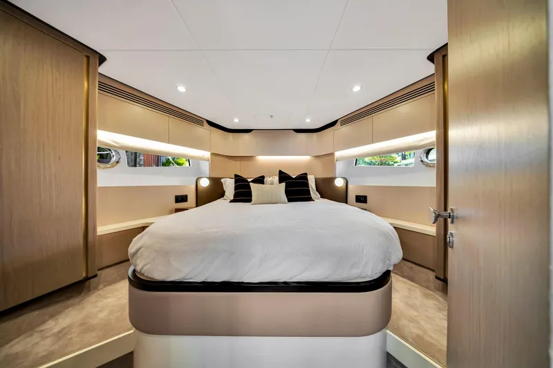 Slide: The Image of Azimut Fly 60 2022 - 62