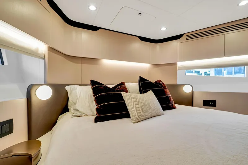 Slide: The Image of Azimut Fly 60 2022 - 63