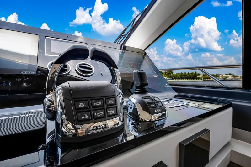 Slide: The Image of Azimut Fly 60 2022 - 80