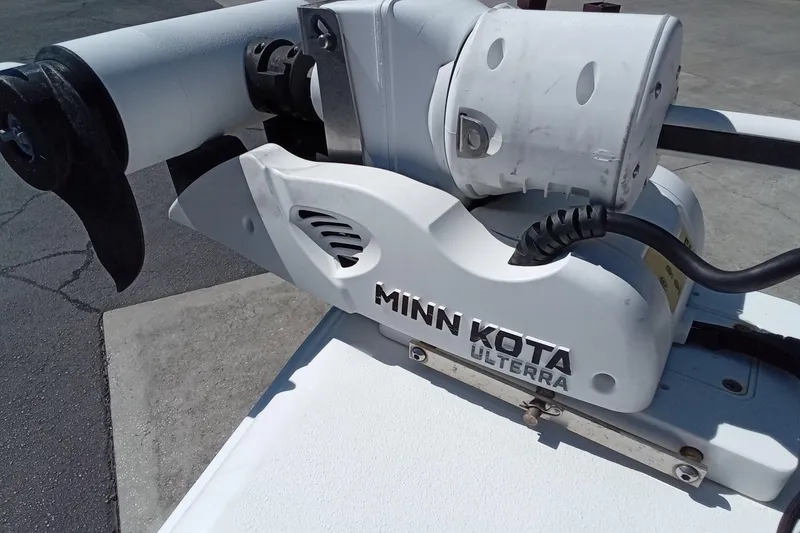 Slide: The Image of Minn Kota Ulterra motor on 2019 Sea Hunt Ultra 255 SE boat. - 37
