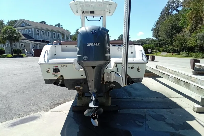 Slide: The Image of 2019 Sea Hunt Ultra 255 SE boat with Yamaha 300 engine at dockside. - 9