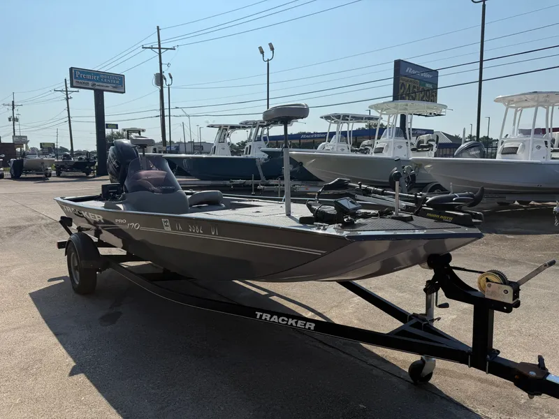 Slide: The Image of Tracker Pro 170 2017 - 5