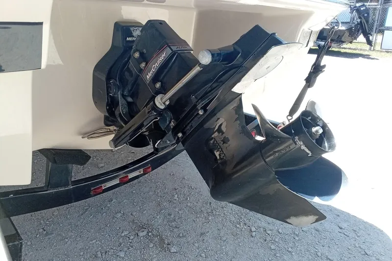 Slide: The Image of 2014 Regal 2000 Bowrider boat with MerCruiser Alpha One outdrive. - 9