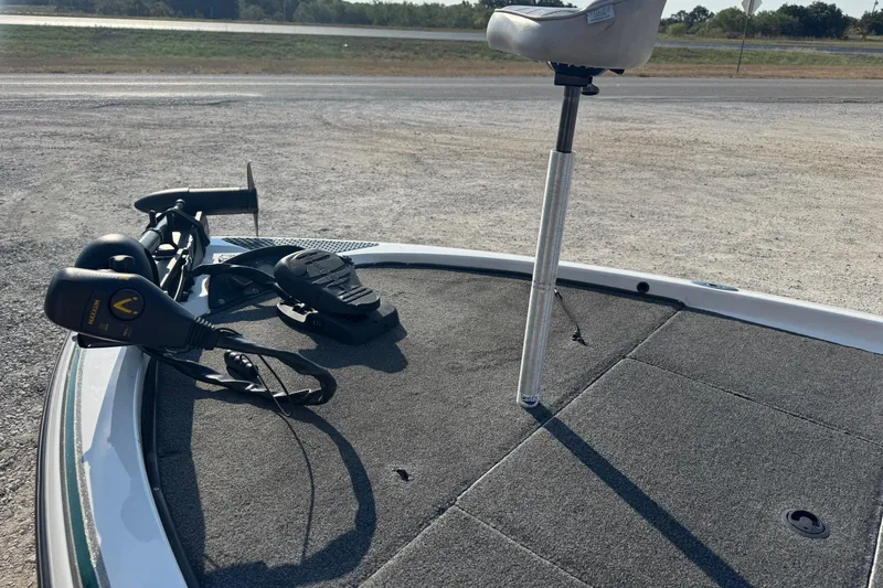 Slide: The Image of Front deck of a 2000 Skeeter ZX200 boat with trolling motor and seat. - 5