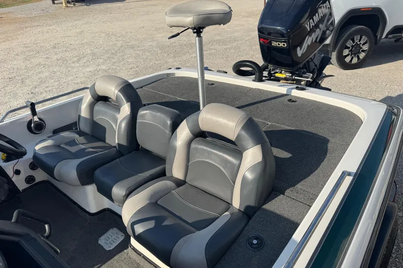 Slide: The Image of 2000 Skeeter ZX200 boat interior with Yamaha VMAX 200 engine, featuring dual seats. - 7