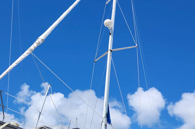 Slide: The Image of Mast of 2001 Bavaria 43 Cruiser sailboat against clear blue sky. - 14