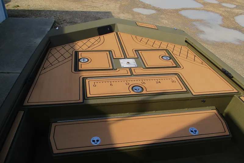 Slide: The Image of 2026 Avid 20 ROGUE CC boat deck with detailed design and measurement markings. - 7