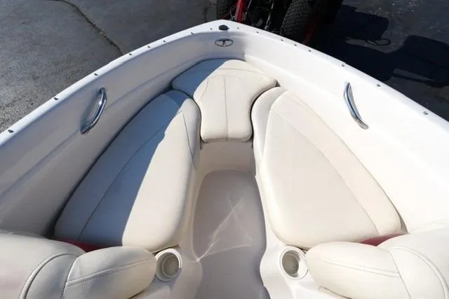 Slide: The Image of Interior view of 2011 Tahoe Q5SI boat with white cushioned seating. - 7