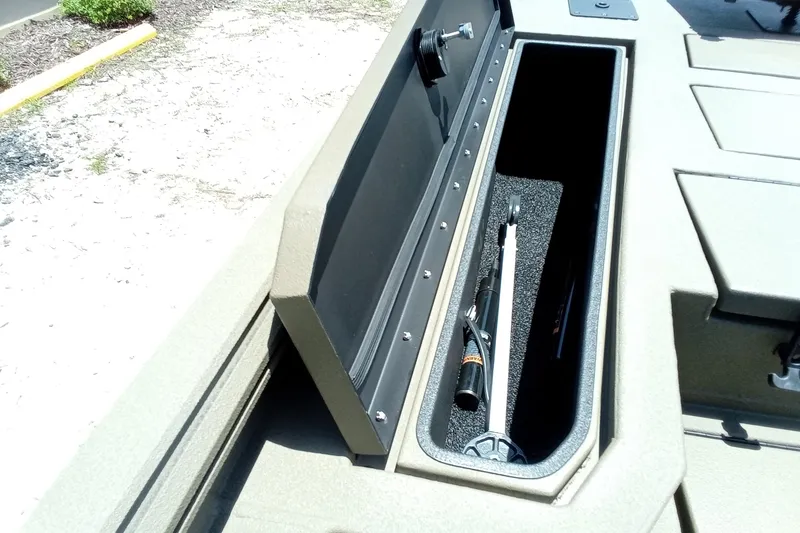 Slide: The Image of Storage compartment of 2026 Thor 1900 Lake Hammer SC boat, featuring a hydraulic lift. - 27