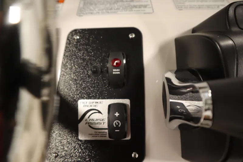 Slide: The Image of Control panel of 2026 Yamaha Boats 222 FSH Sport featuring cruise assist and wash down functions. - 32