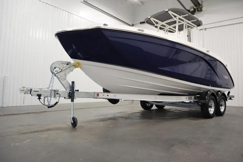 Slide: The Image of 2026 Yamaha Boats 222 FSH Sport on trailer in indoor setting. - 49