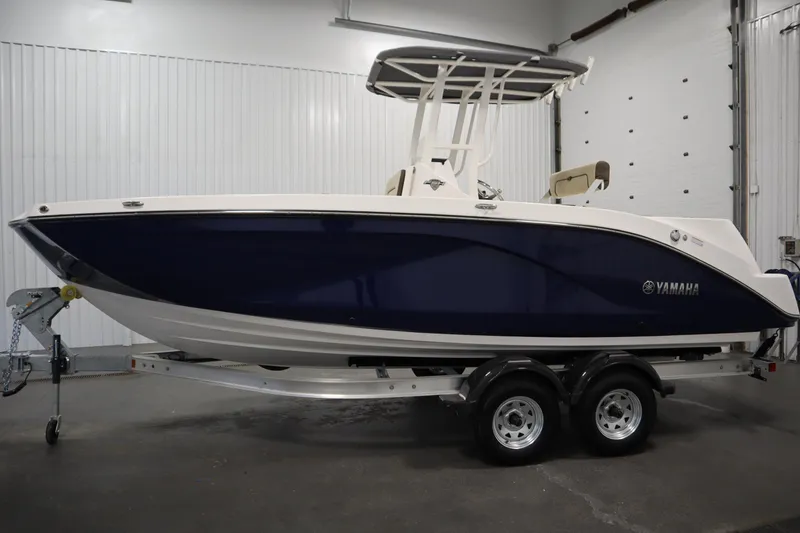 Slide: The Image of 2026 Yamaha Boats 222 FSH Sport in showroom, side view on trailer. - 7
