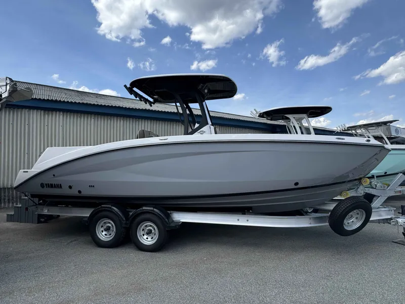 Slide: The Image of 2026 Yamaha Boats 255 FSH Sport H on trailer, side view. - 18