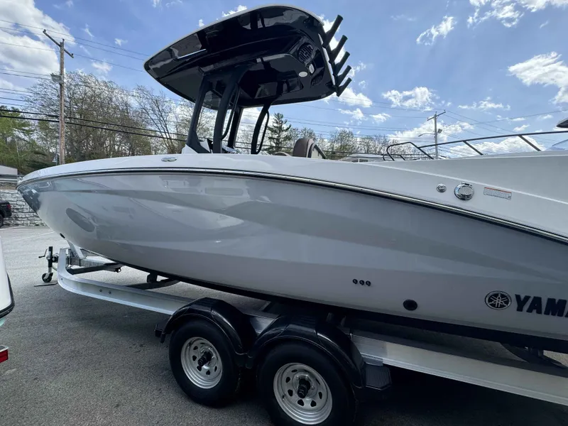Slide: The Image of 2026 Yamaha Boats 255 FSH Sport H on trailer, side view. - 20