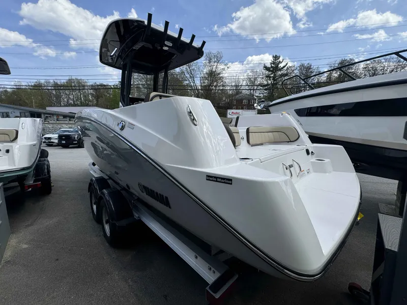 Slide: The Image of Yamaha 255 FSH Sport H 2026 on a trailer outdoors. - 21