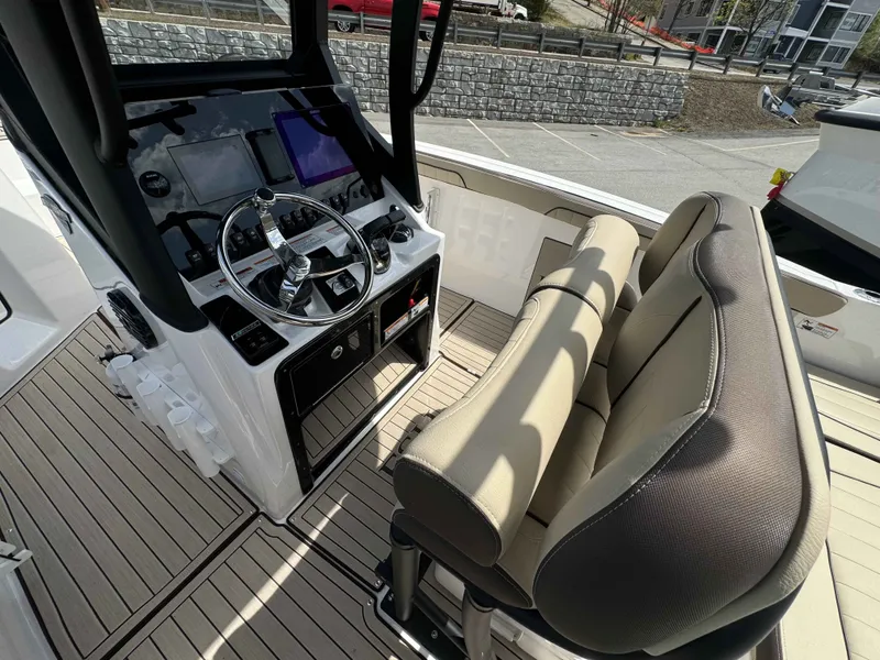 Slide: The Image of Interior view of 2026 Yamaha Boats 255 FSH Sport H cockpit. - 22