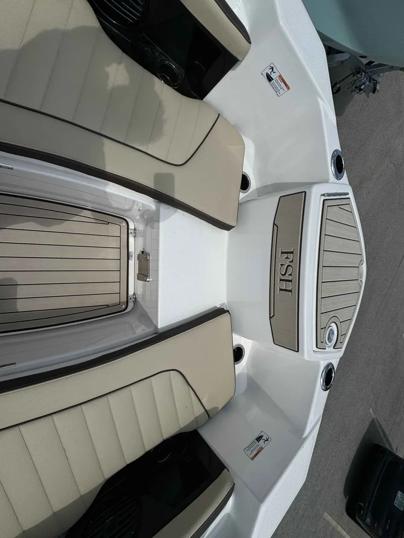 Slide: The Image of Yamaha Boats 2026 255 FSH Sport H, beige upholstery, boat deck. - 28