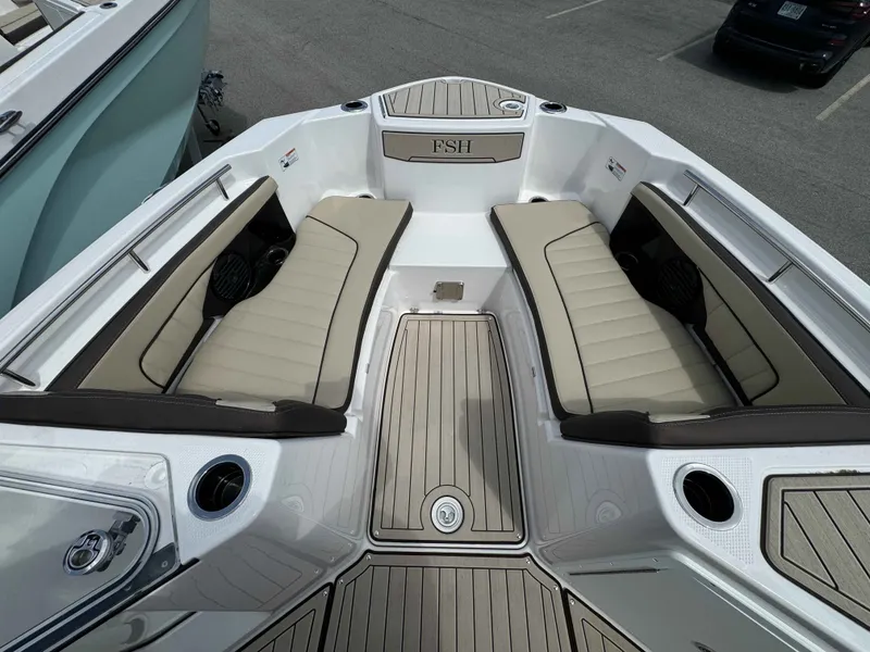 Slide: The Image of Yamaha 255 FSH Sport H 2026, spacious bow seating area. - 30