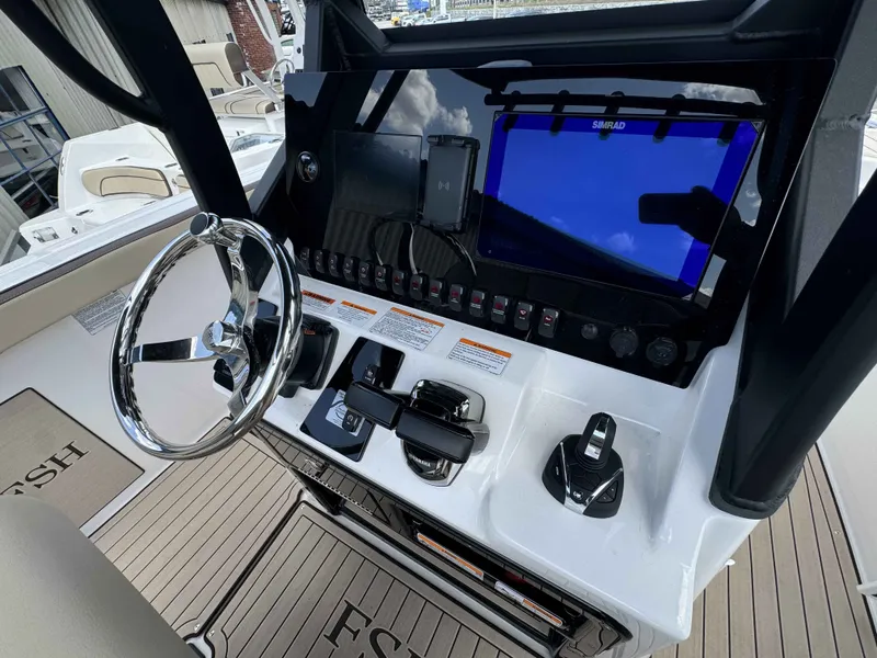 Slide: The Image of Yamaha 255 FSH Sport H 2026 helm with Simrad display. - 36