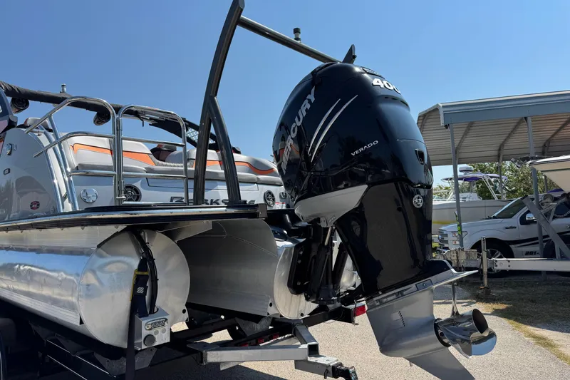 Slide: The Image of 2021 Berkshire 250 Super-Sport Premium pontoon boat with Mercury Verado 400 outboard motor. - 8