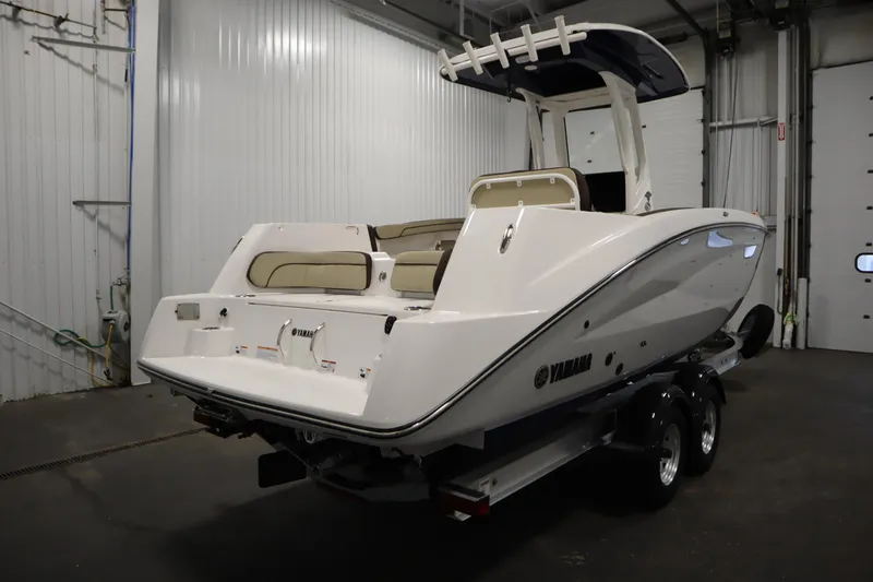 Slide: The Image of 2026 Yamaha Boats 252 FSH Sport in a garage, rear view on trailer. - 4