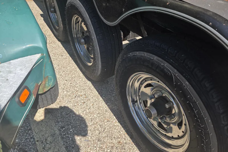 Slide: The Image of Trailer wheels of a 2006 Sea Ray 290 Select EX boat on a sunny day. - 13