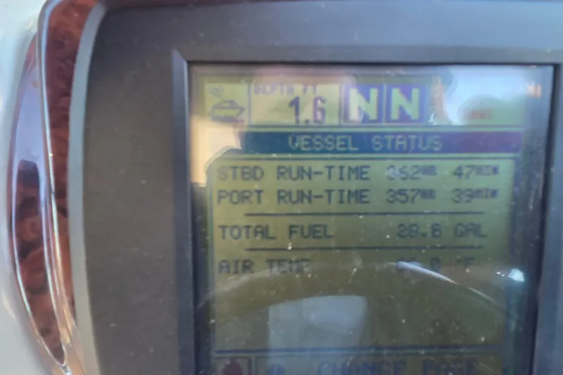 Slide: The Image of Display screen showing vessel status and fuel data on a 2006 Sea Ray 290 Select EX. - 36