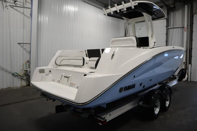 Slide: The Image of 2026 Yamaha Boats 255 FSH Sport E in a garage, rear view. - 4