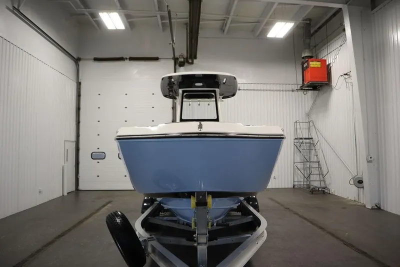 Slide: The Image of 2026 Yamaha Boats 255 FSH Sport E in a spacious indoor facility. - 62