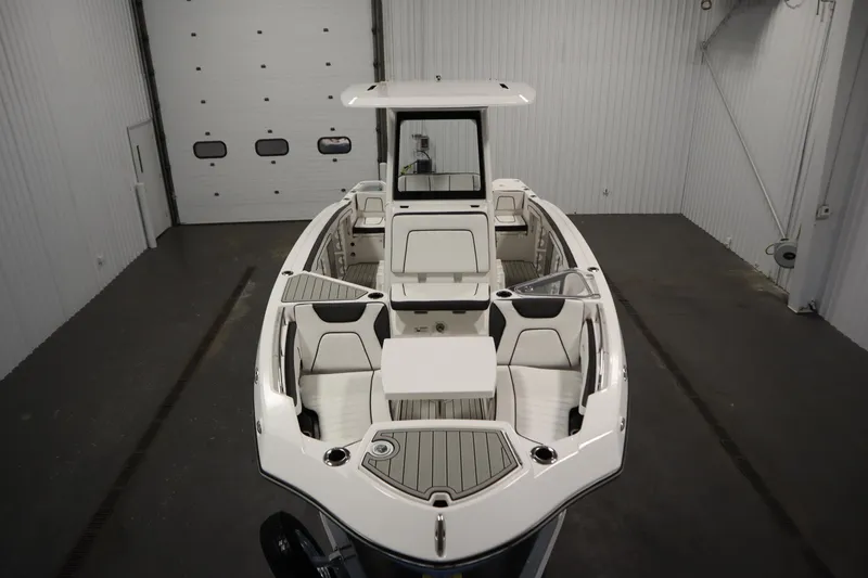 Slide: The Image of 2026 Yamaha Boats 255 FSH Sport E in a spacious indoor showroom. - 8