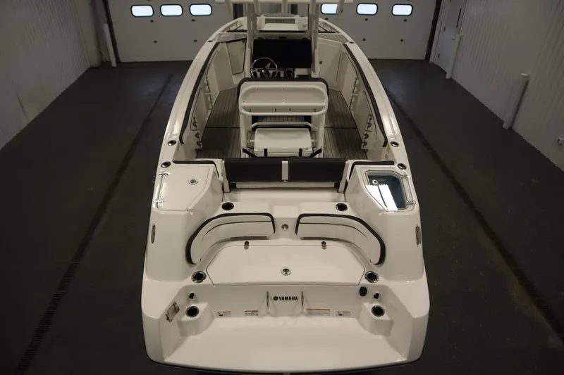 Slide: The Image of 2026 Yamaha Boats 255 FSH Sport E, sleek design in indoor showroom. - 9